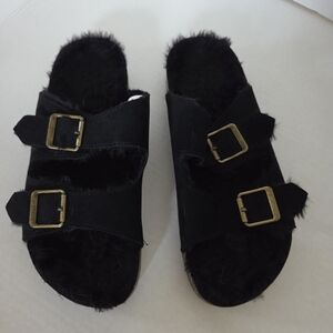 Black Fuzzy Buckle Sandals Like Birkenstocks 9/10